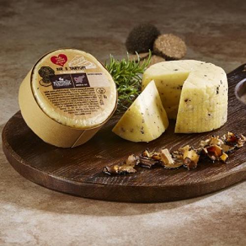 Kravji sir s tartufi (min. 3 %) Radi imamo domače, iz slovenskega mleka, poltrdi, pakiran, cca. 300 g, Pustotnik